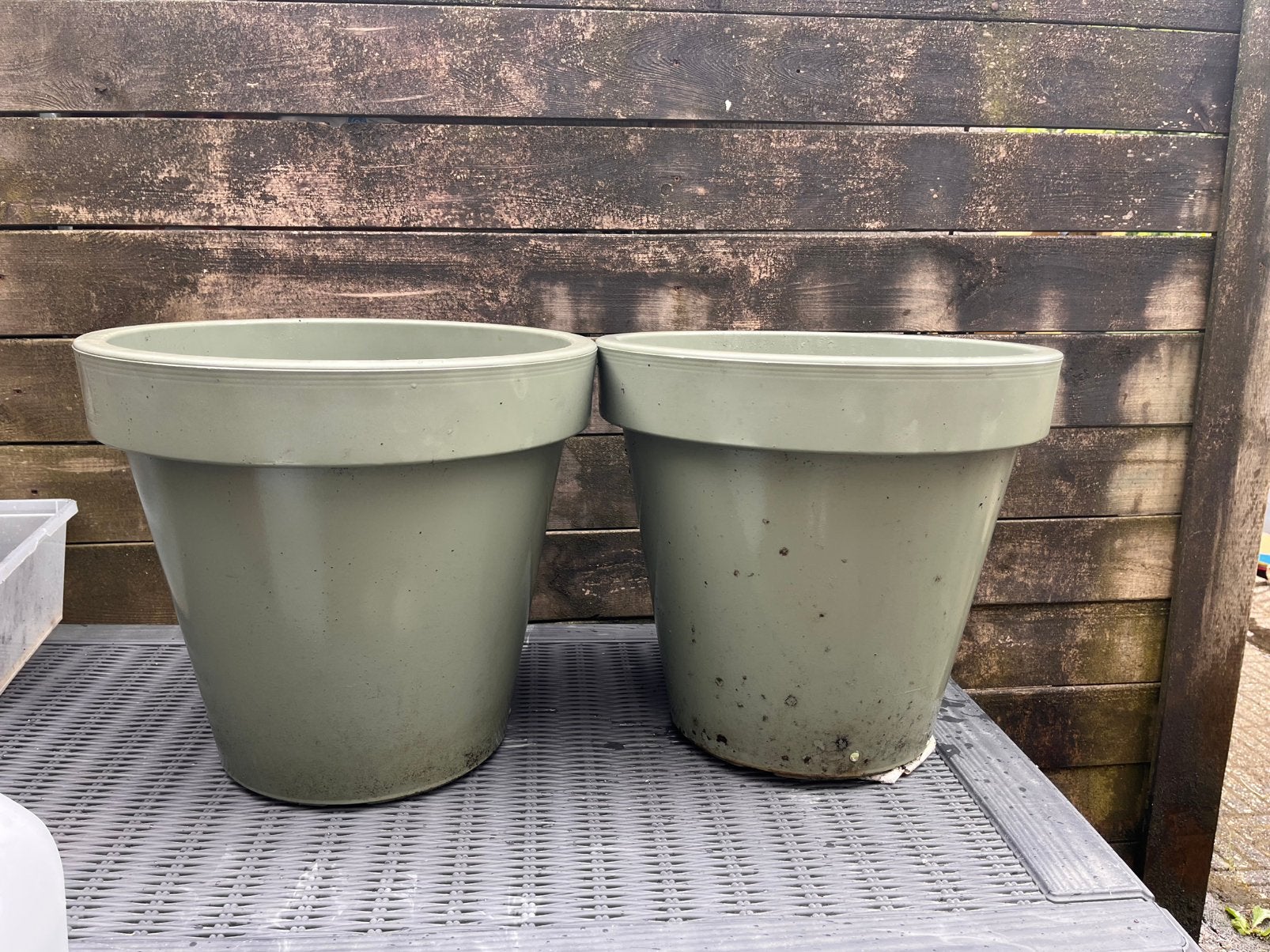 Twee grote bloempotten, Ophalen, Kunststof, Gebruikt, Minder dan 60 cm