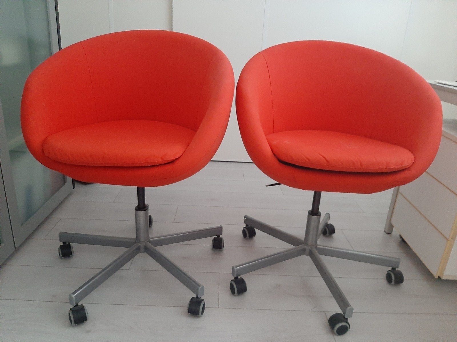 2 Rode IKEA draaistoelen op wieltjes, Ophalen, Zo goed als nieuw, Zwart