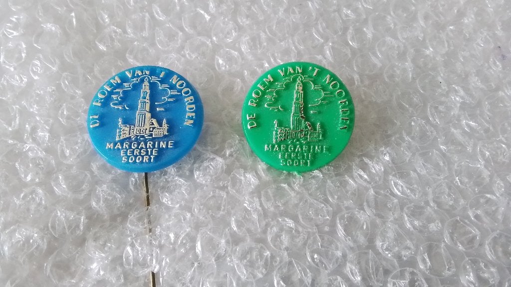 2 verschillende kleuren speldjes roem van het noorden, Ophalen of Verzenden, Zo goed als nieuw, Overige onderwerpen