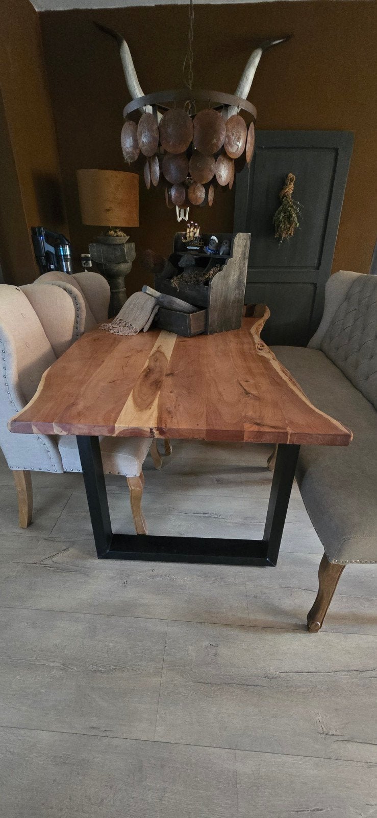 mooie eetkamertafel met een boomstamblad van acasia hout, Ophalen, Landelijk modern, 50 tot 100 cm, Zo goed als nieuw