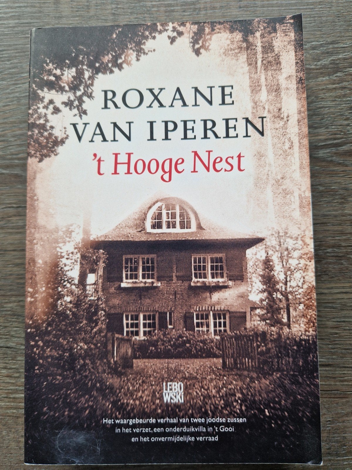 Roxane van Iperen - 't Hooge Nest (Paperback), Boeken, Ophalen of Verzenden, 20e eeuw of later, Zo goed als nieuw, Roxane van Iperen