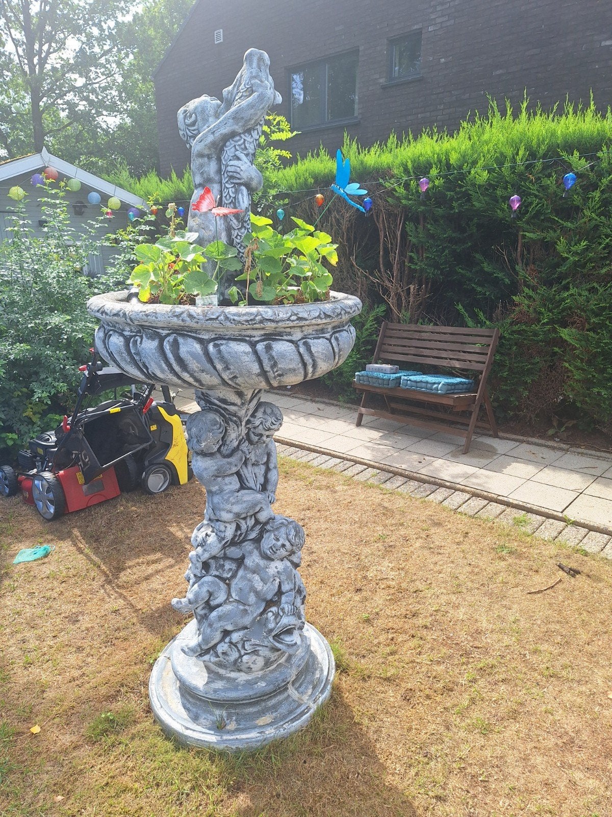 Grote betonnen plantenbak met engelen en draak, Ophalen, Zo goed als nieuw, Beton, Engelenbeeld