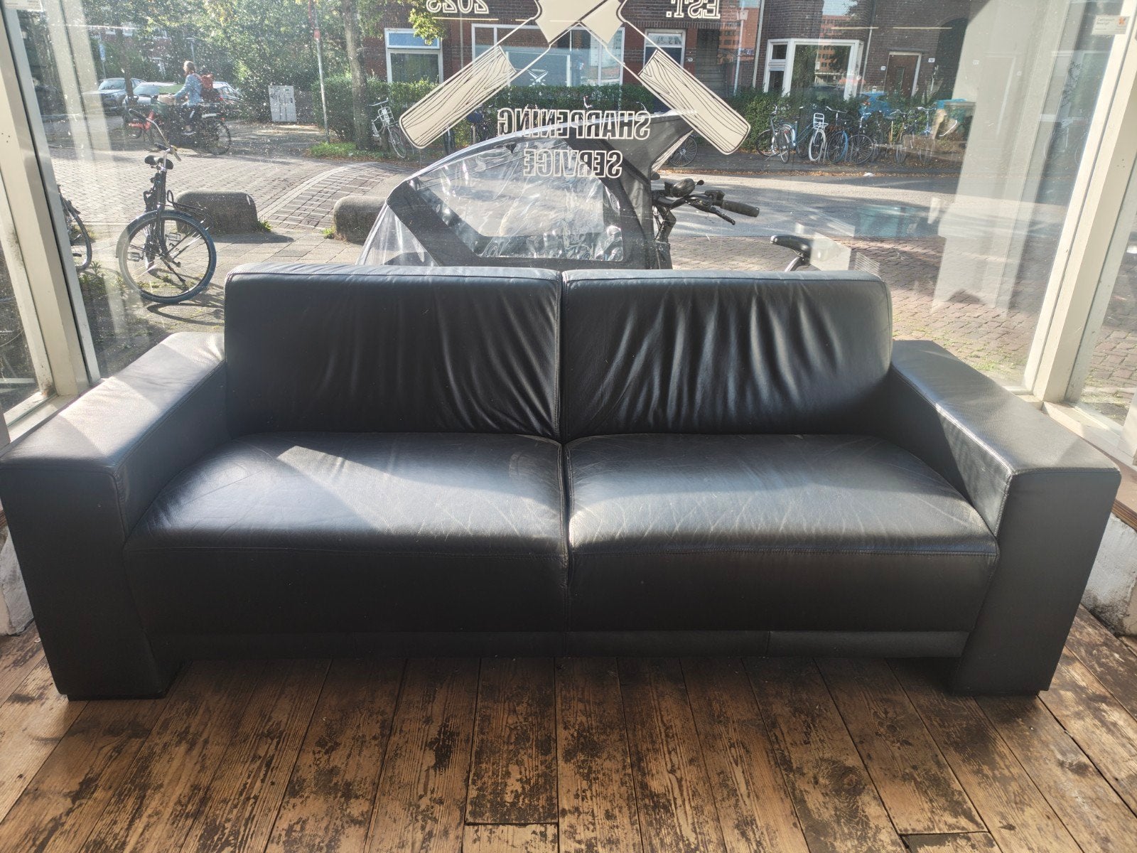Zwarte leren tweezitsbank - Comfortabel en stijlvol, Huis en Inrichting, Ophalen, Gebruikt, 150 tot 200 cm, Tweepersoons