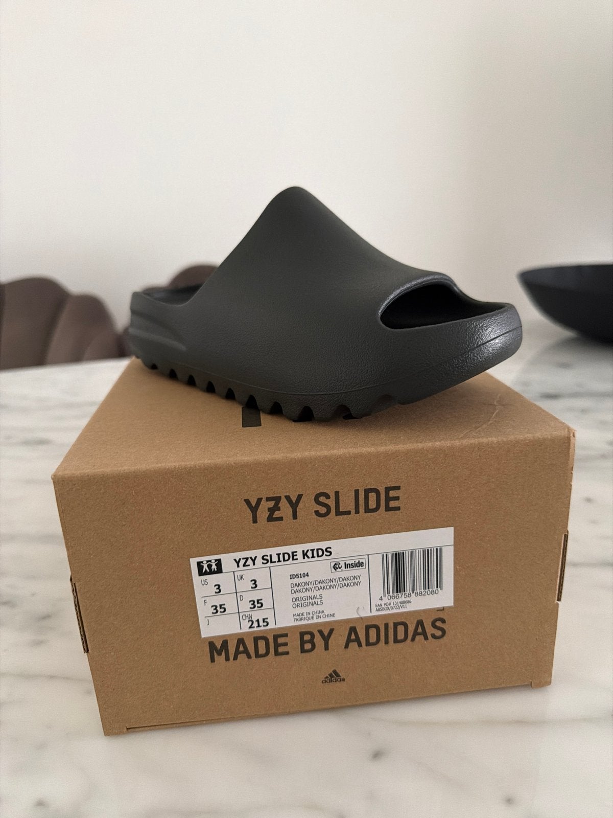 Yeezy Slide Kids - Maat 35 - Nieuw in doos, Ophalen of Verzenden, Nieuw, Jongen of Meisje, Overige typen
