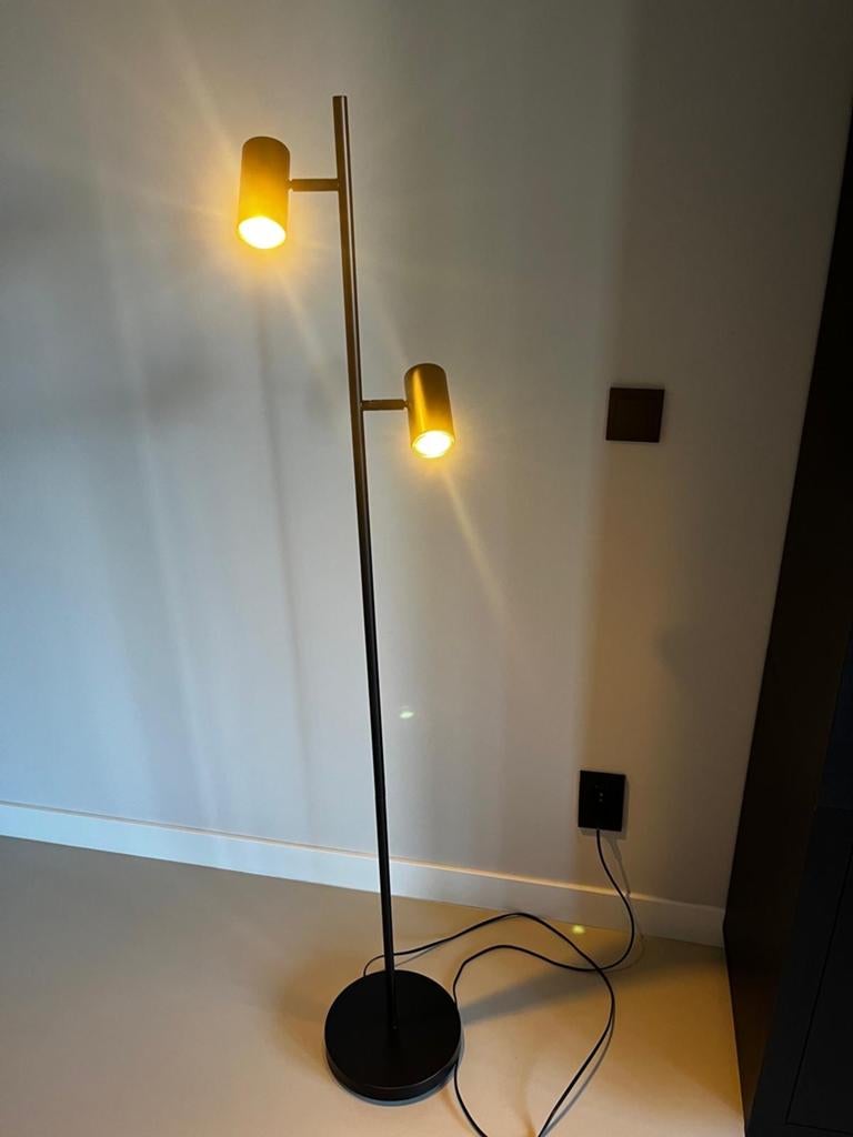 Moderne zwarte vloerlamp met twee verstelbare spots, Ophalen, Zo goed als nieuw, Metaal, 150 tot 200 cm