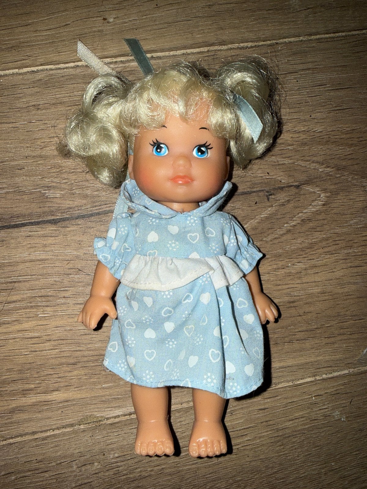 Schattige vintage babypop met blond haar en blauwe jurk, Ophalen of Verzenden, Zo goed als nieuw, Babypop