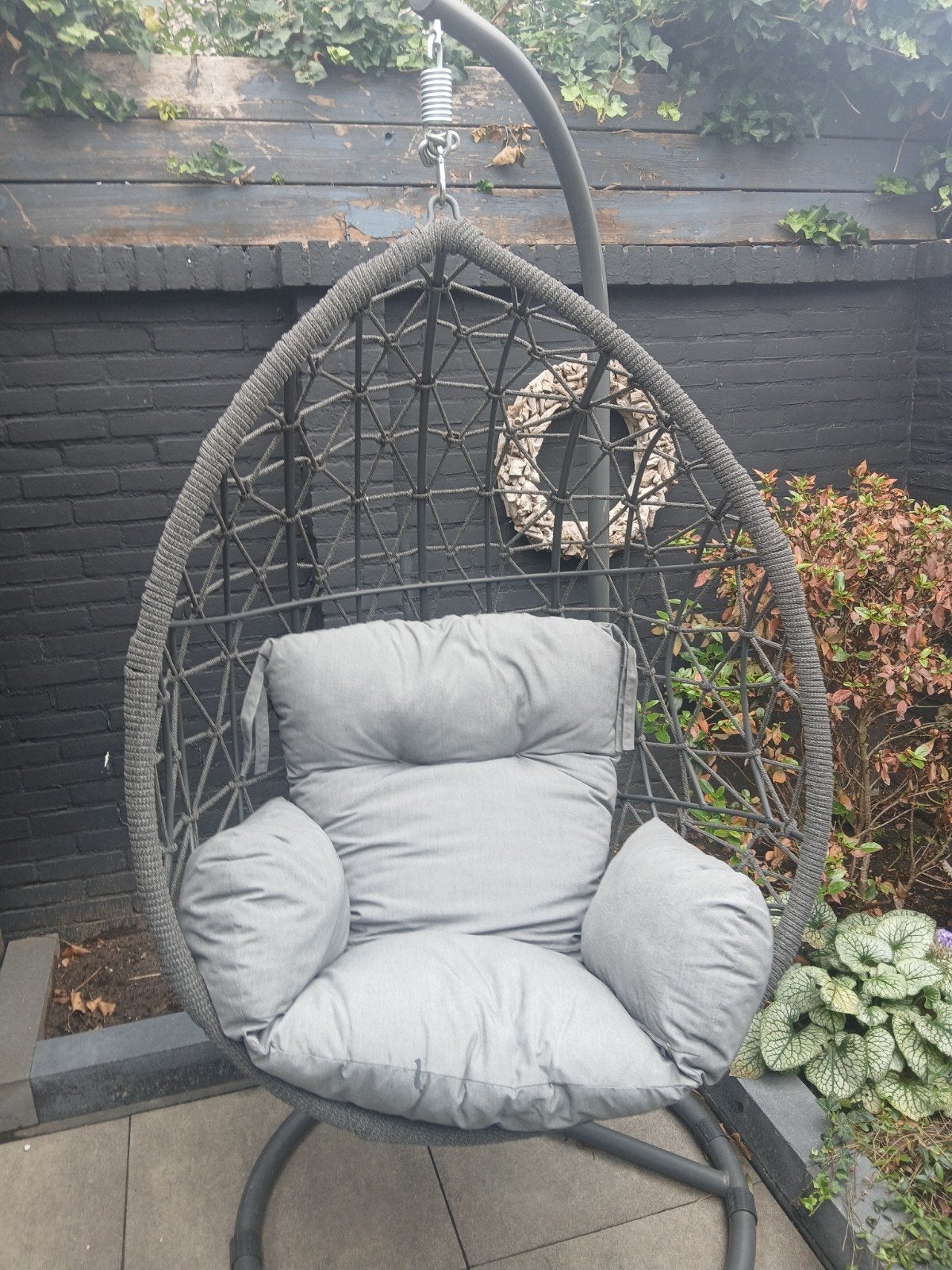 Comfortabele hangstoel met standaard en kussens, Tuin en Terras, Ophalen, Zo goed als nieuw, Wicker