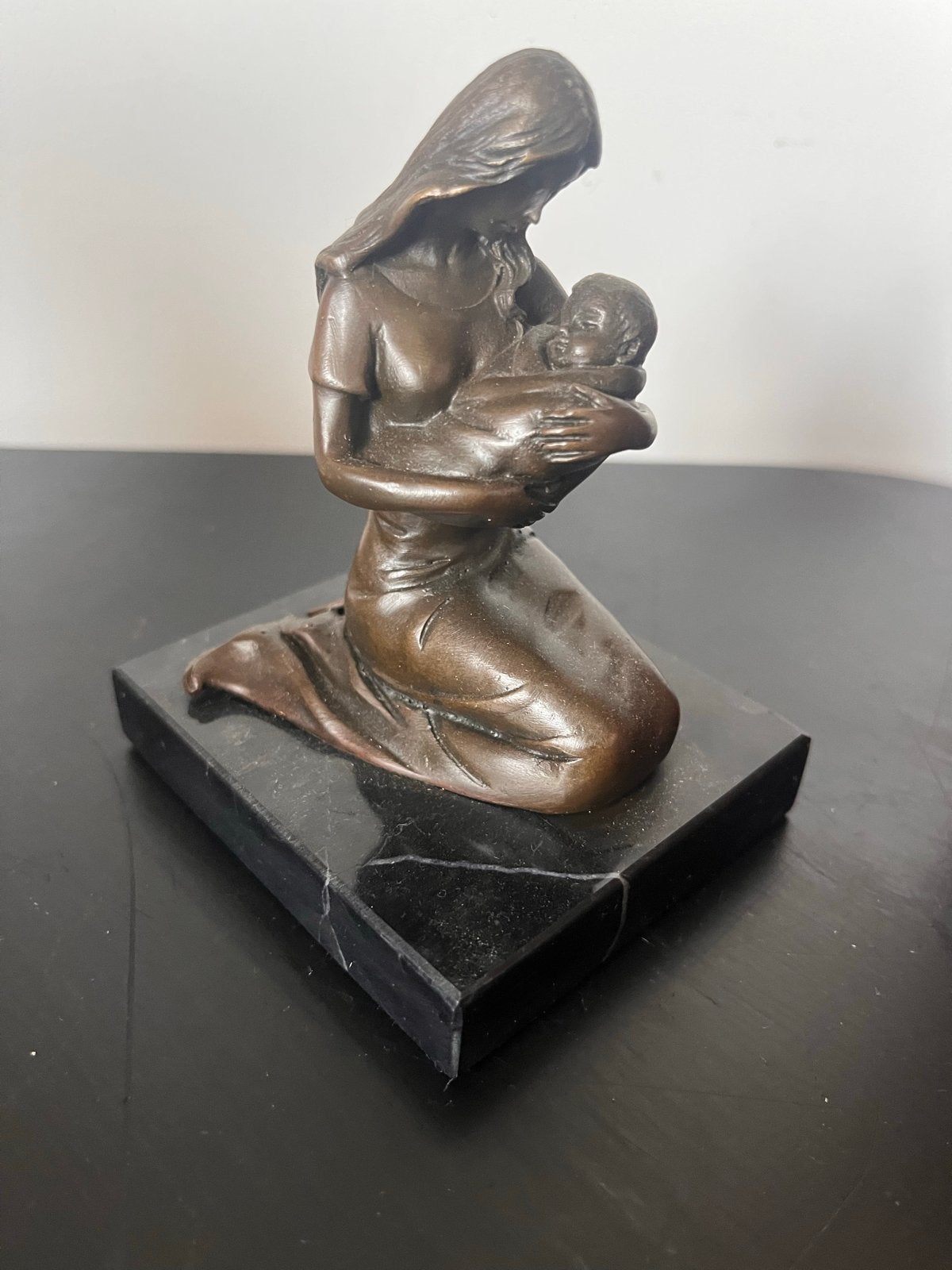 Bronzen beeldje Moeder en Kind op marmeren sokkel, Groep mensen, Minder dan 20 cm, Ophalen of Verzenden, Brons