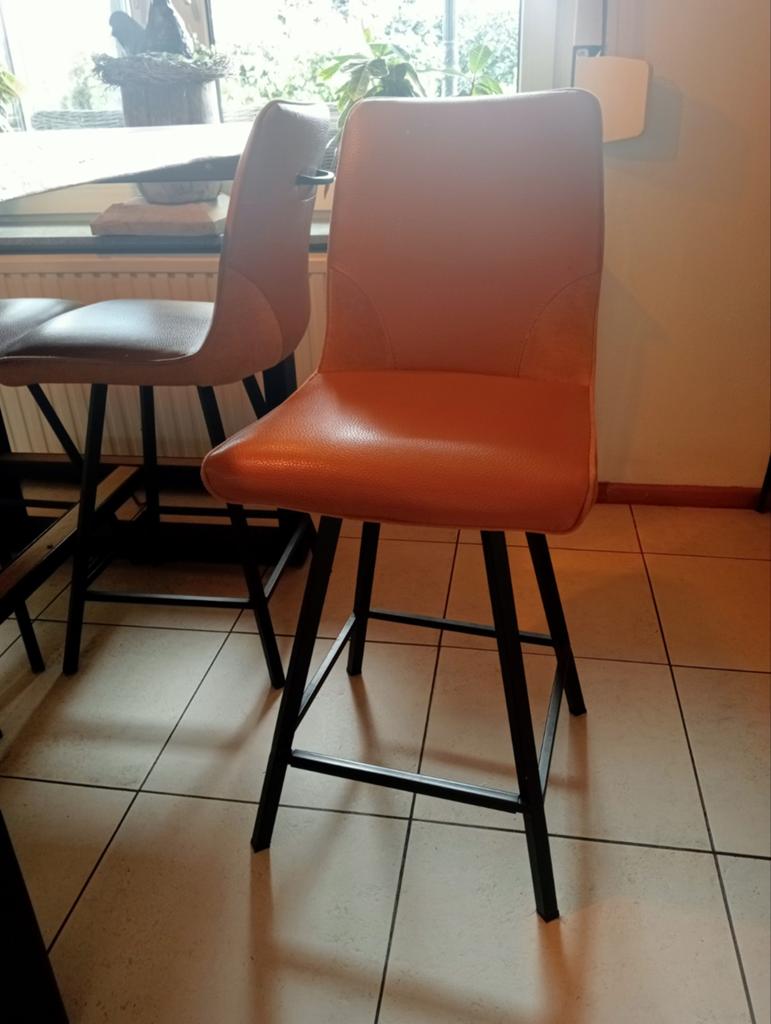 Set van 2 oranje barkrukken met rugleuning, Huis en Inrichting, Barkrukken, Gebruikt, 60 tot 90 cm, Ophalen of Verzenden, Leer