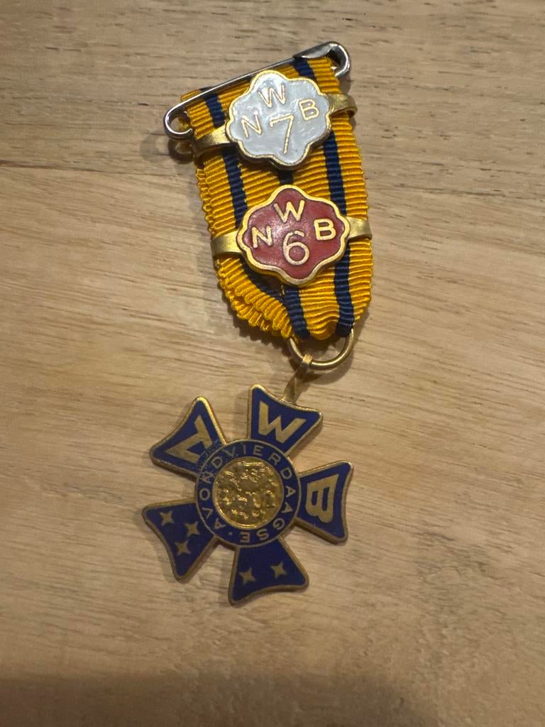 Avondvierdaagse medaille met 6 en 7 deelnamespeldjes, Verzamelen, Ophalen of Verzenden, Gebruikt