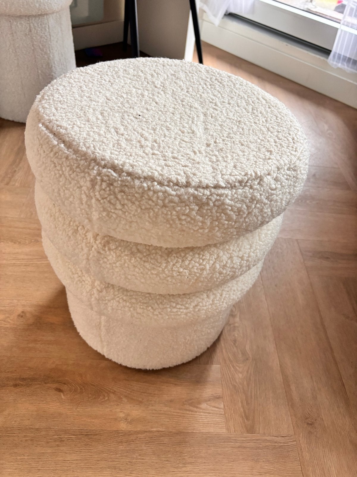 Crèmekleurige poef/bijzettafel van teddy stof, Minder dan 50 cm, Rond, Ophalen of Verzenden, Zo goed als nieuw