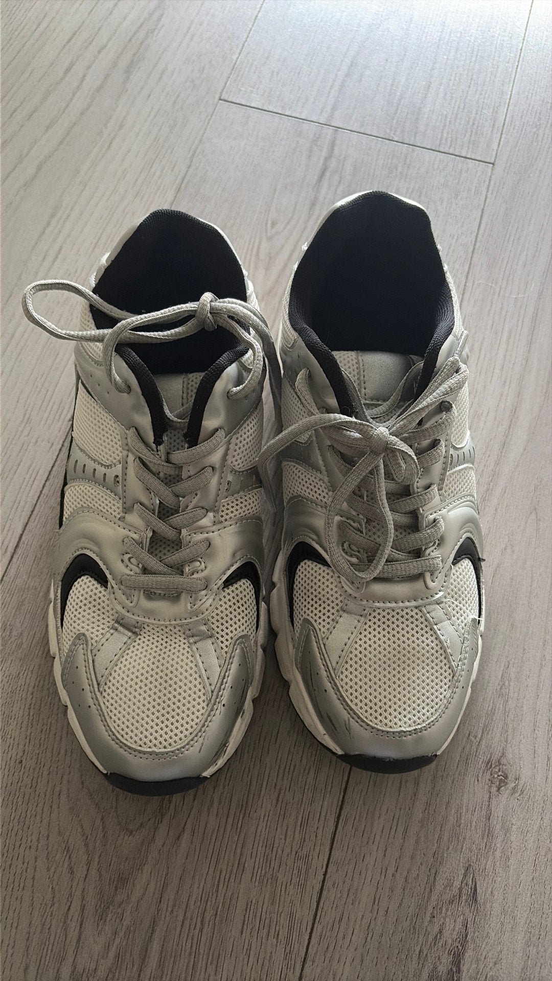 Zilverkleurige sneakers, maat 39, Kleding | Dames, Schoenen, Ophalen of Verzenden, Gedragen, Overige kleuren, Sneakers of Gympen