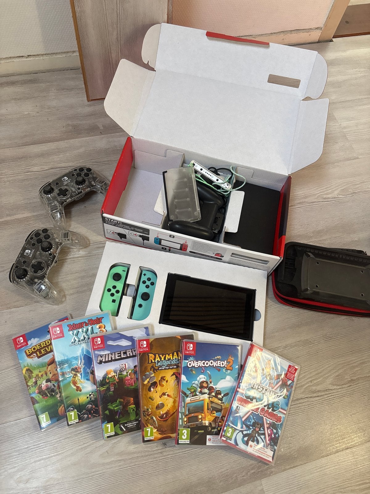 Nintendo Switch met 2 controllers en 6 games, Spelcomputers en Games, Ophalen of Verzenden, Switch Original, Met 3 controllers of meer