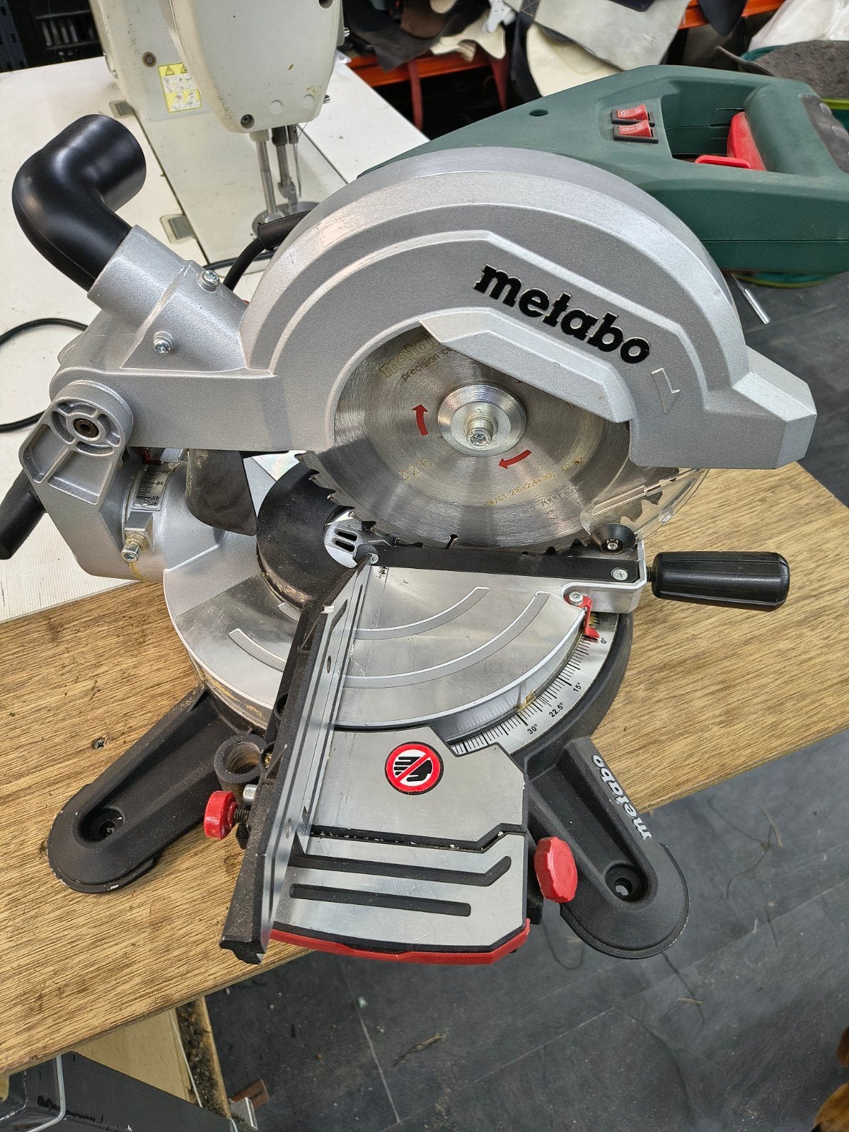 Metabo KS 216 M Lasercut Afkortzaag - Zo goed als nieuw, Ophalen, 70 mm of meer, Zo goed als nieuw, Afkortzaag