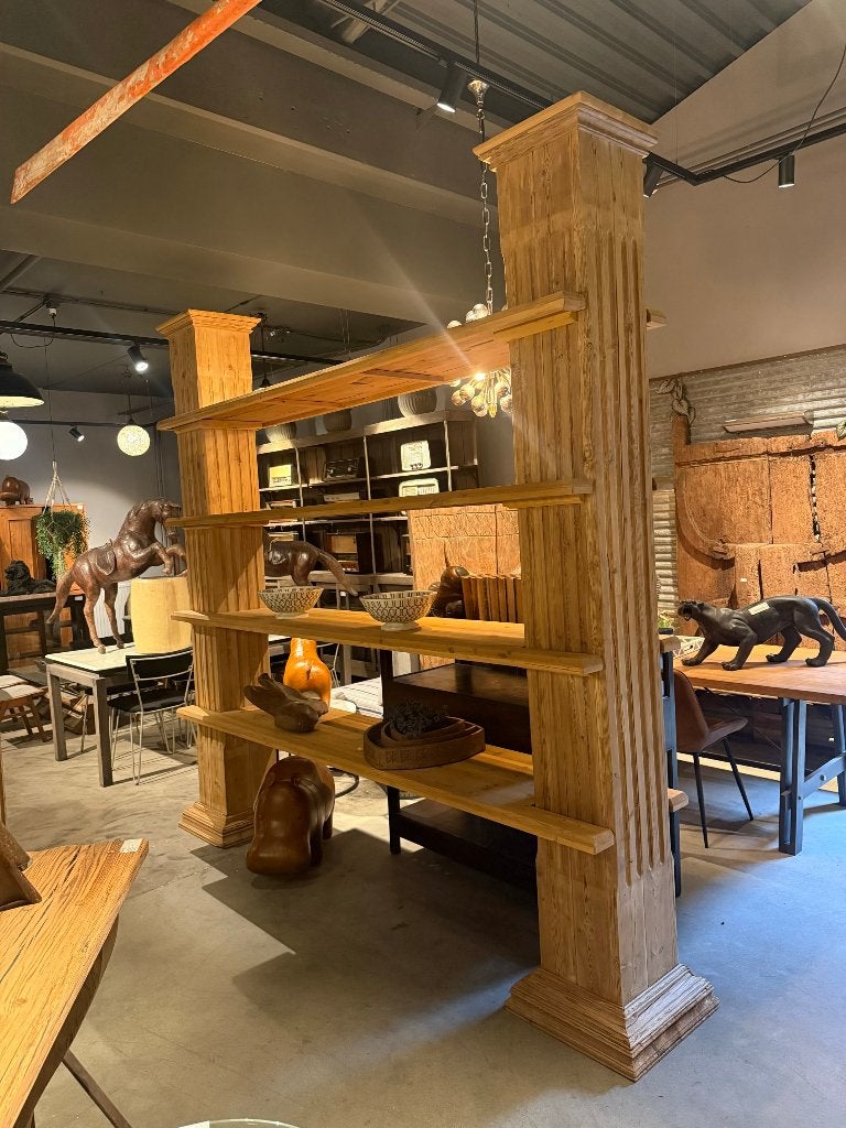 Grote grenenhouten stellingkast met hoge zuilen, Ophalen of Verzenden, Zo goed als nieuw, Hout