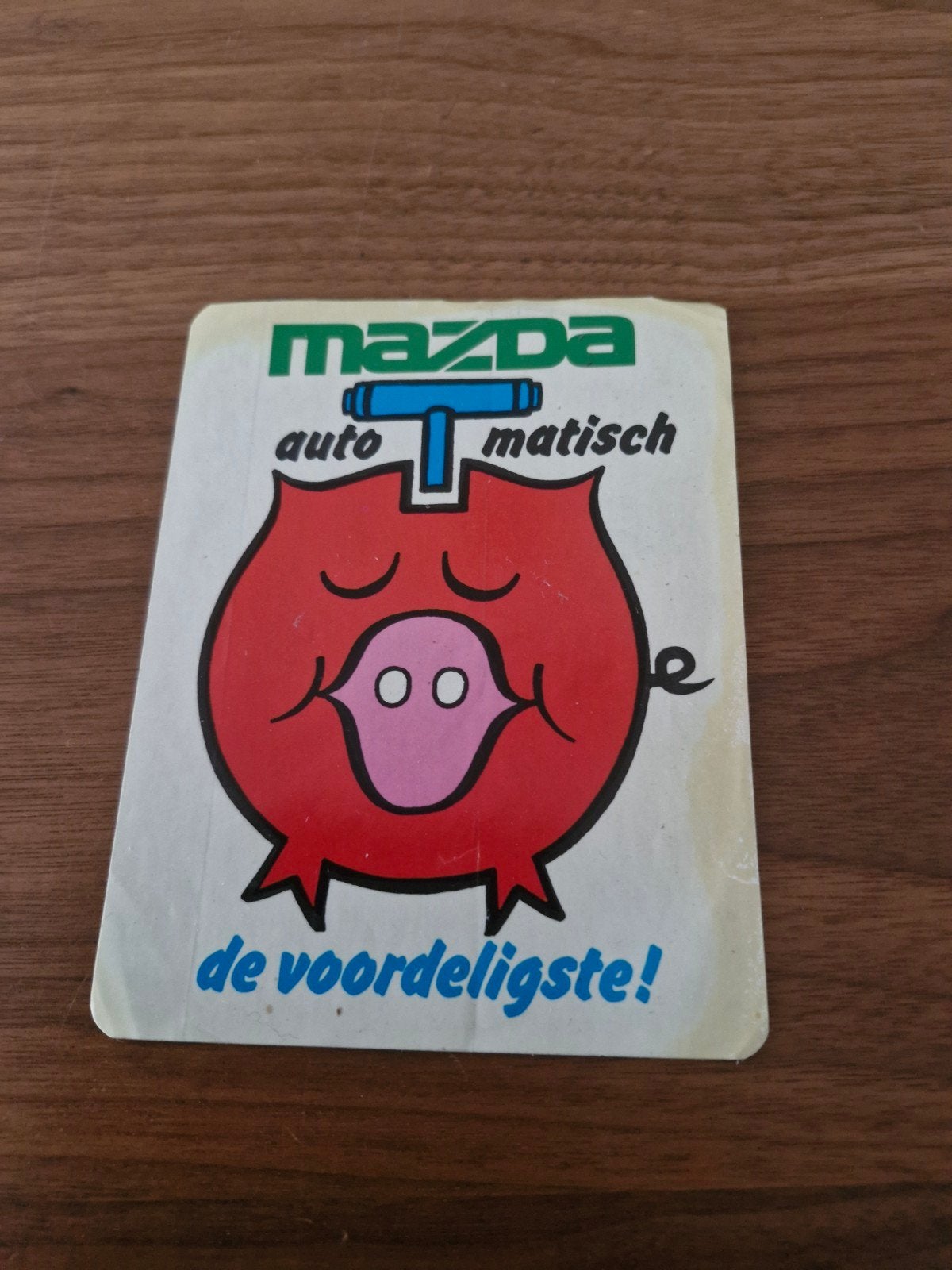 827 Vintage Mazda sticker 'automatisch de voordeligste!', Verzamelen, Ophalen of Verzenden, Zo goed als nieuw, Merk