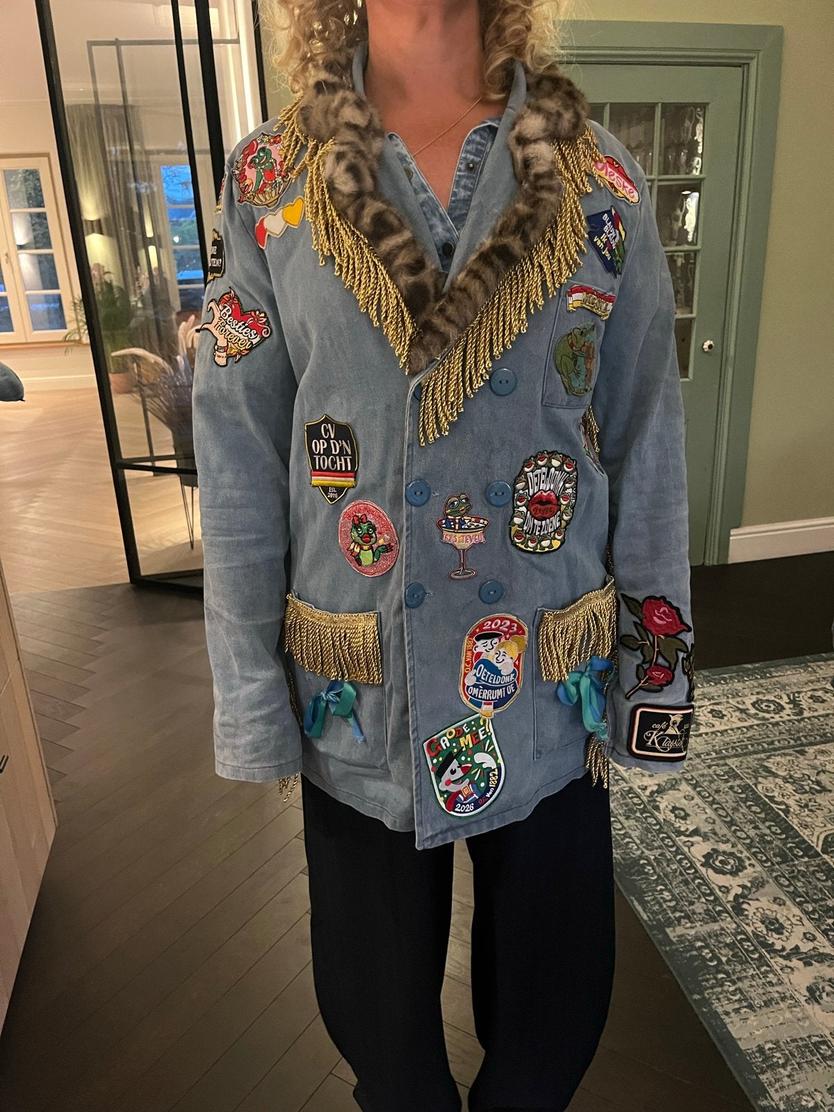 Oeteldonkse lichtblauw jasje met emblemen, Ophalen of Verzenden, Gedragen, Maat 38/40 (M), Carnaval