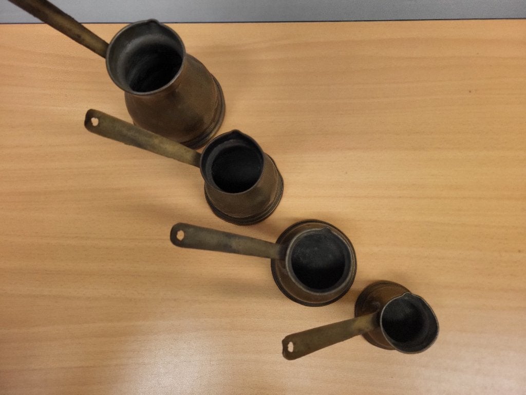 Bekertjes met steel.                Kleur: koperkleurig., Antiek en Kunst, Curiosa en Brocante, Ophalen of Verzenden