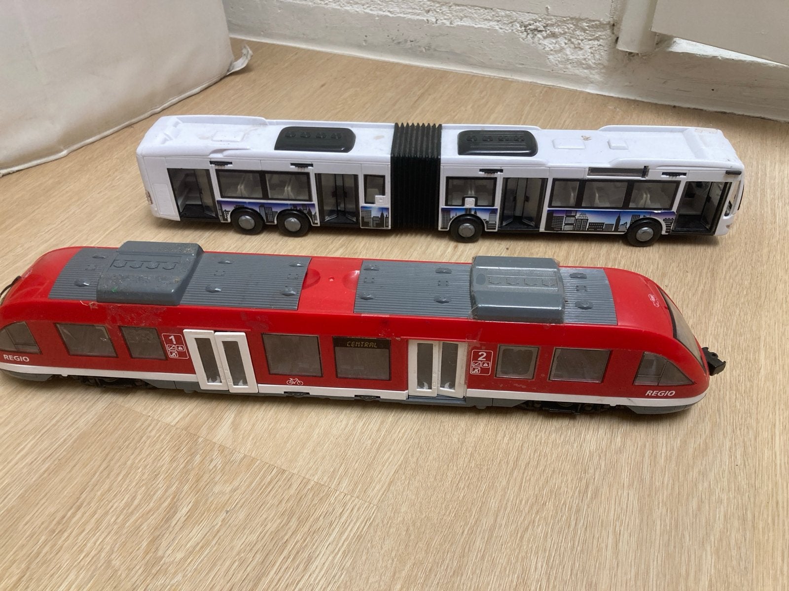Speelgoedtram en -bus, Ophalen of Verzenden, Gebruikt