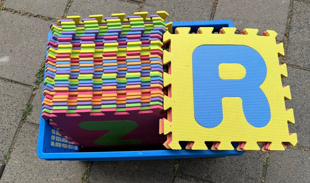 Ca 36 foam vloertegels met letters en cijfers, Ophalen, Gebruikt, Speelkleed