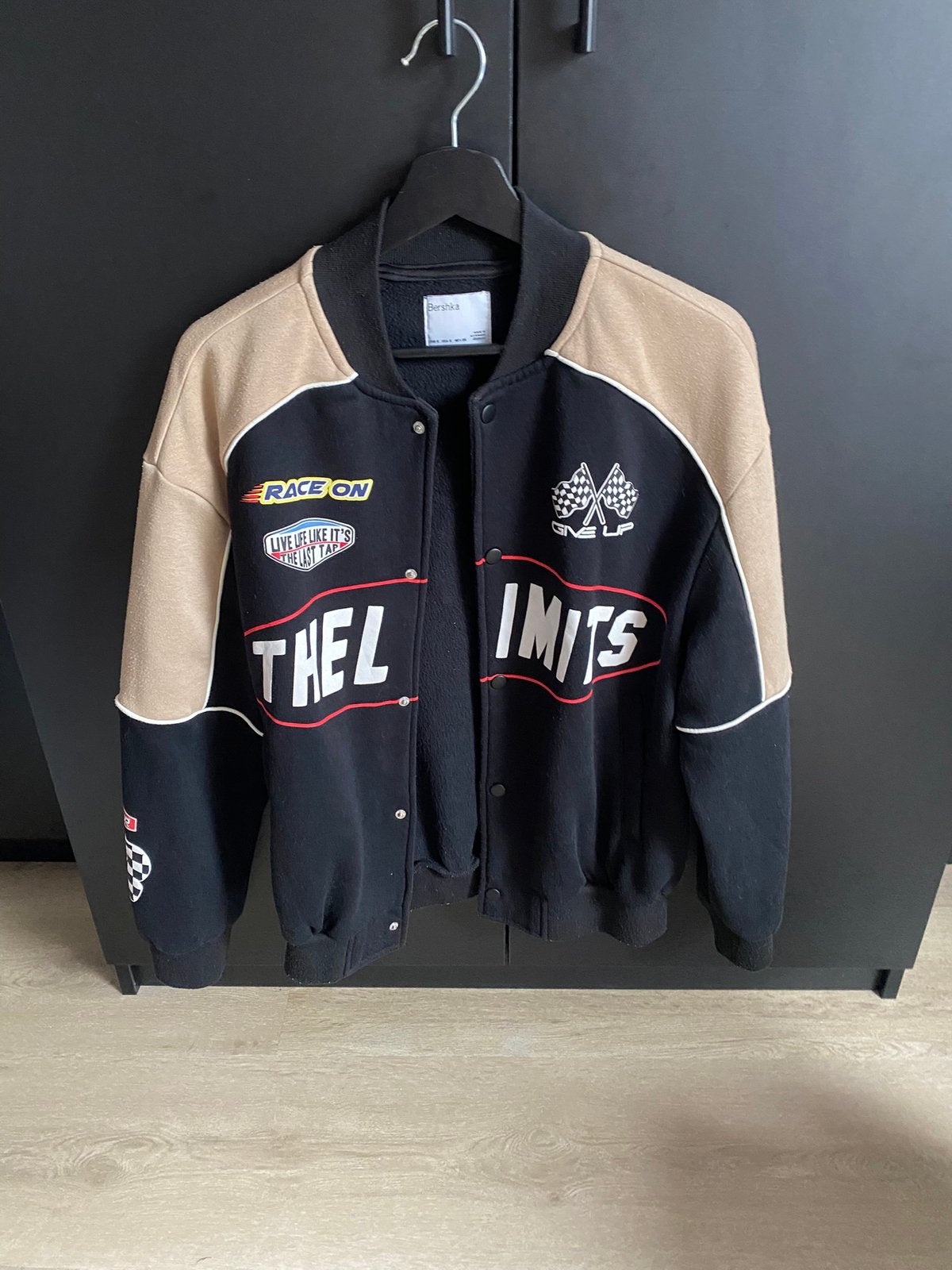 Leuk sportief vest jas van Bershka  maat S, Kleding | Dames, Truien en Vesten, Ophalen of Verzenden, Gedragen, Maat 38/40 (M)