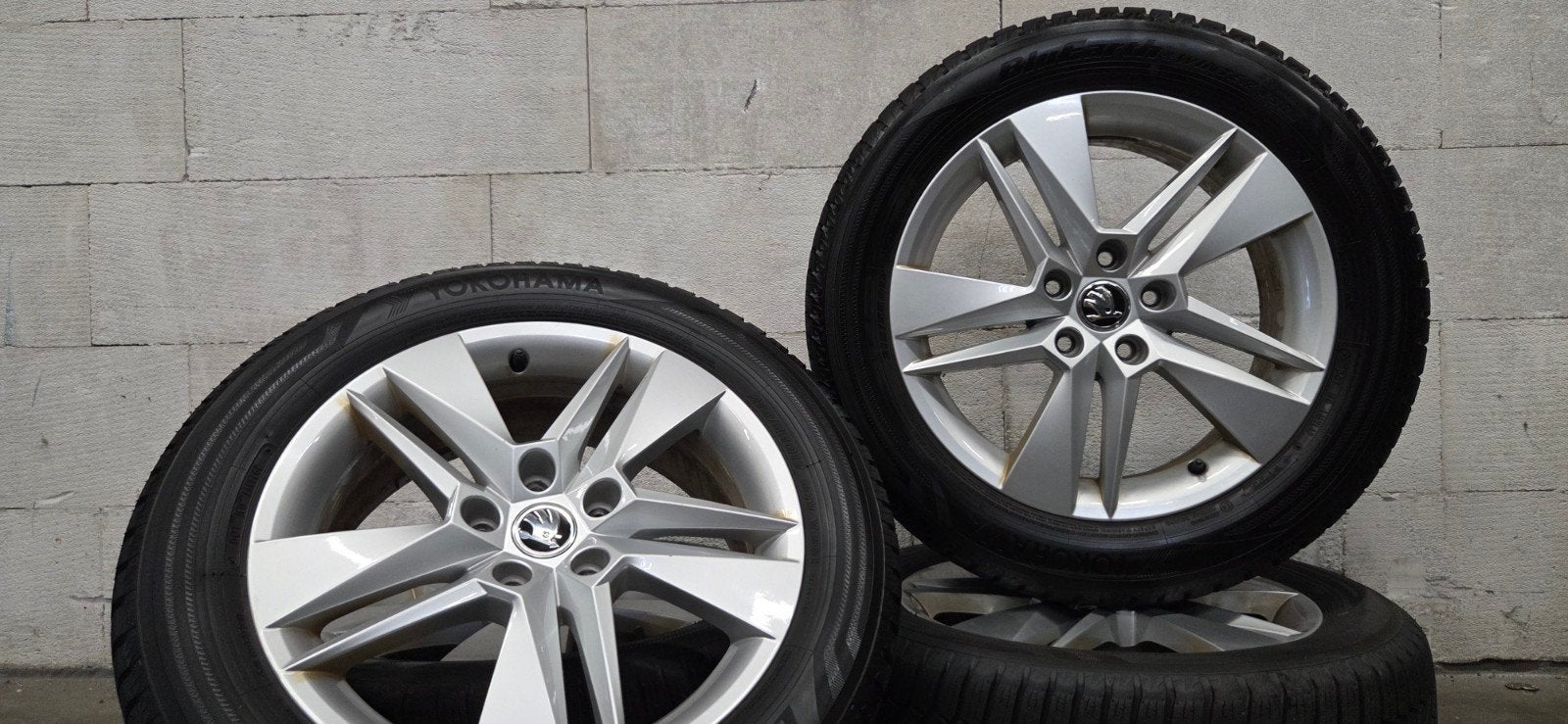 17" Skoda Superb Karoq originele velgen winterbanden, Banden en Velgen, 17 inch, V, Personenwagen