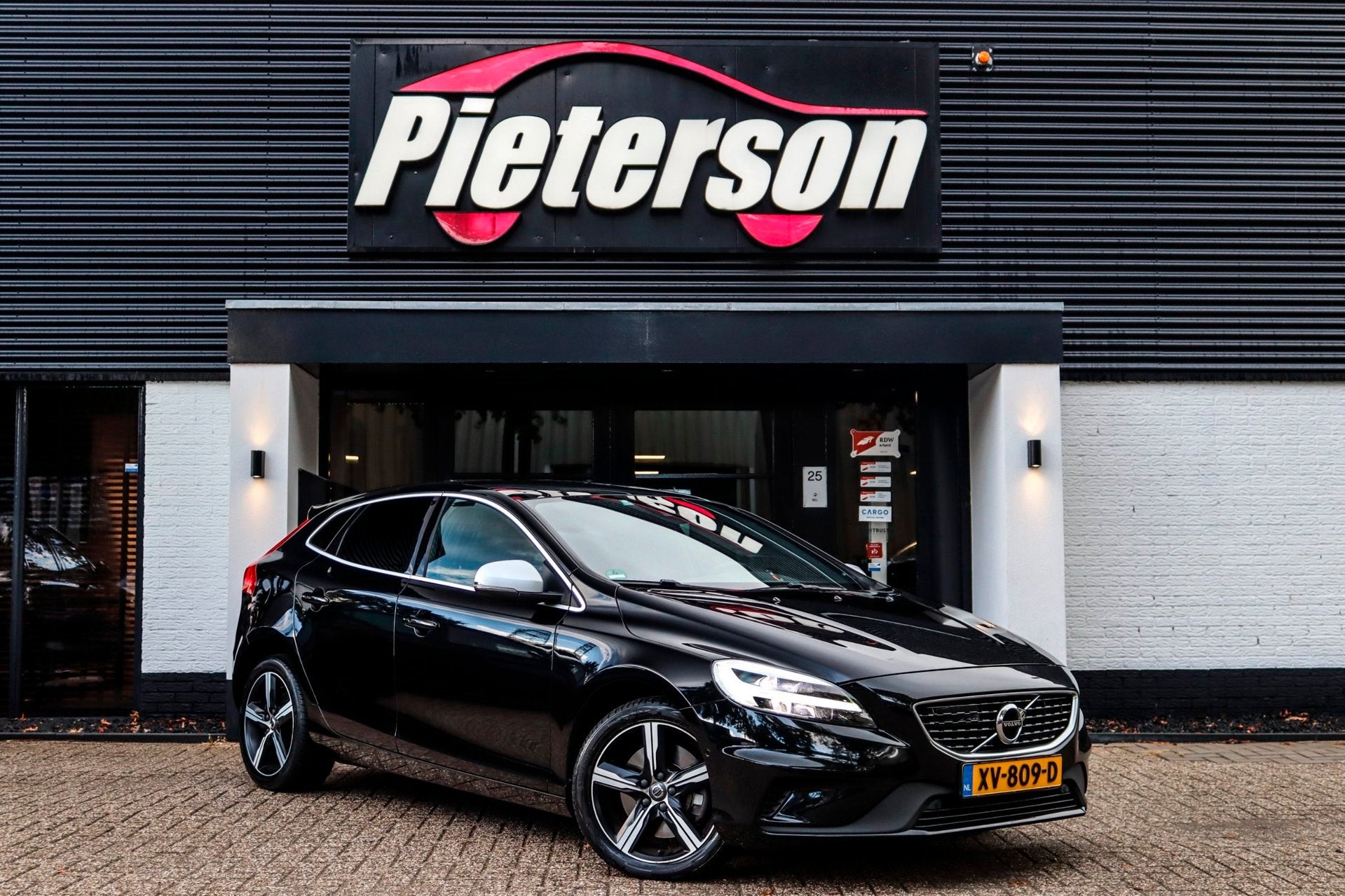 Volvo V40 1.5 T3 Polar+ R-Design NAP BTW PANO H&K MEMORY, Auto's, Dealer onderhouden, 4 cilinders, 700 kg, Zwart