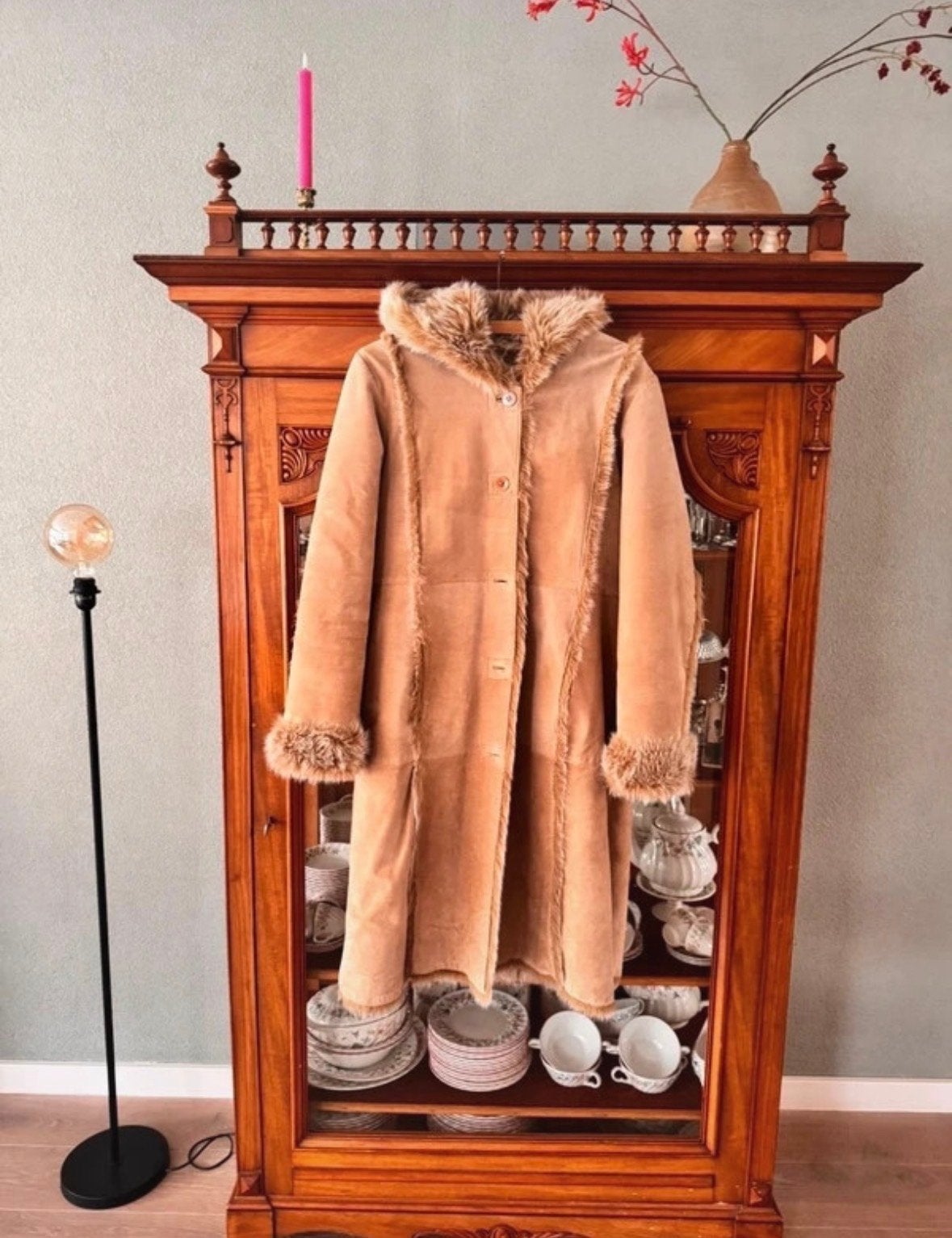 Lange beige suede winterjas met bontkraag en capuchon, Ophalen of Verzenden, Zo goed als nieuw, Maat 38/40 (M), Beige
