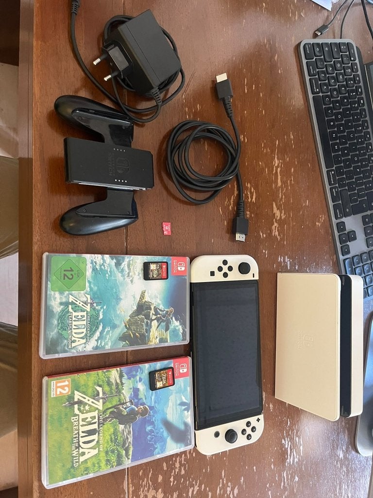 Nintendo Switch OLED met Zelda games, accessoires en SD