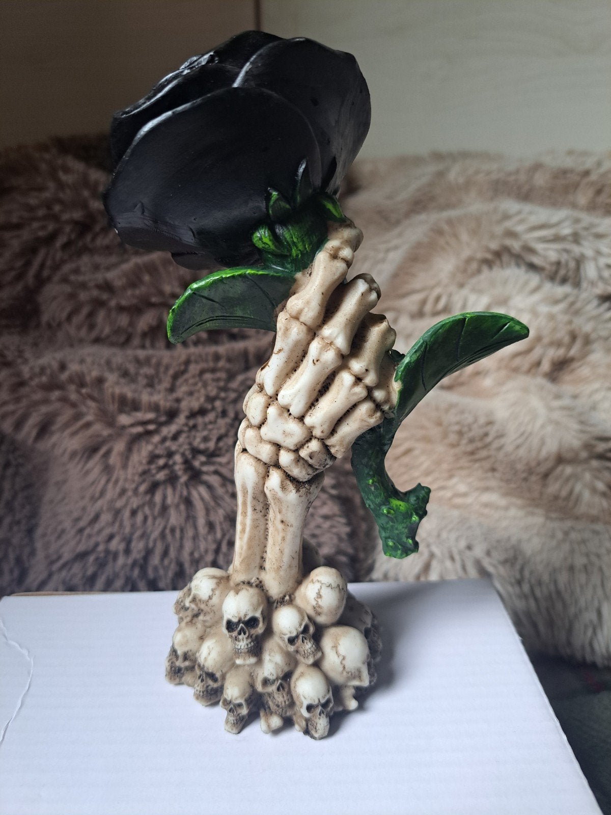 Skelet hand met zwarte roos, Verzenden, Nieuw, Dier