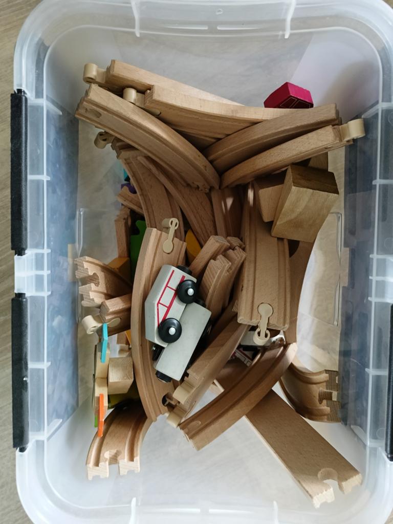 Houten treinspoor met rijdende treintjes en  wagons, Ophalen of Verzenden