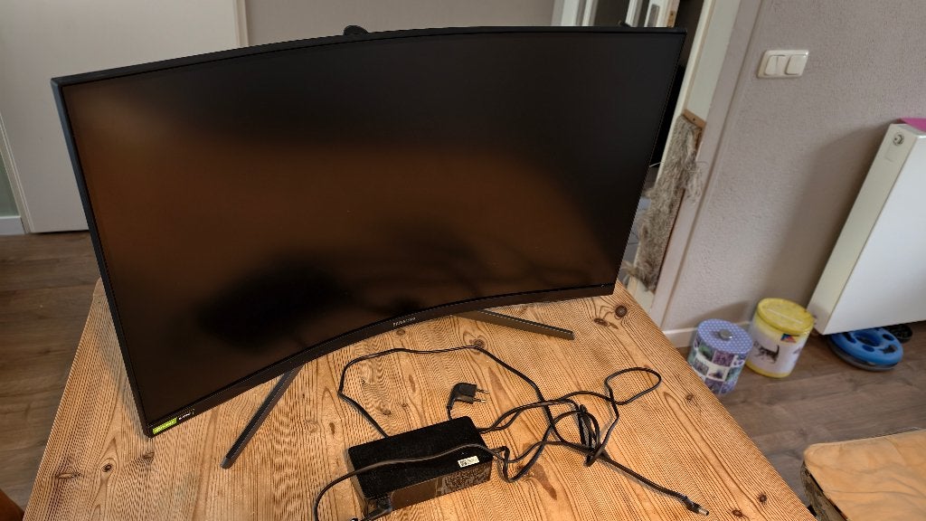 32 inch 1440p 240Hz monitor Samsung g7 VA paneel