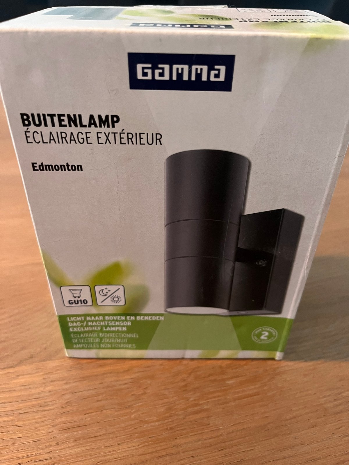 Zwarte Buitenlamp met Dag- en Nachtsensor - Nieuw in Doos, Minder dan 50 watt, Wandlamp, Ophalen of Verzenden, Netvoeding