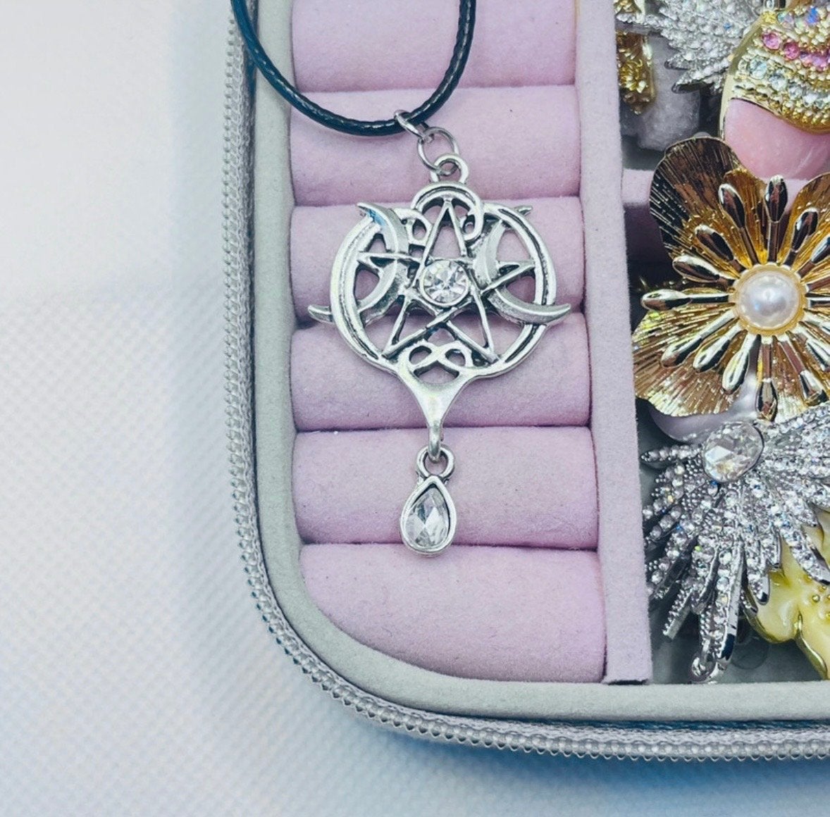 Halsketting met Pentagram en Strass, Overige materialen, Overige voorstellingen, Ophalen of Verzenden, Zo goed als nieuw