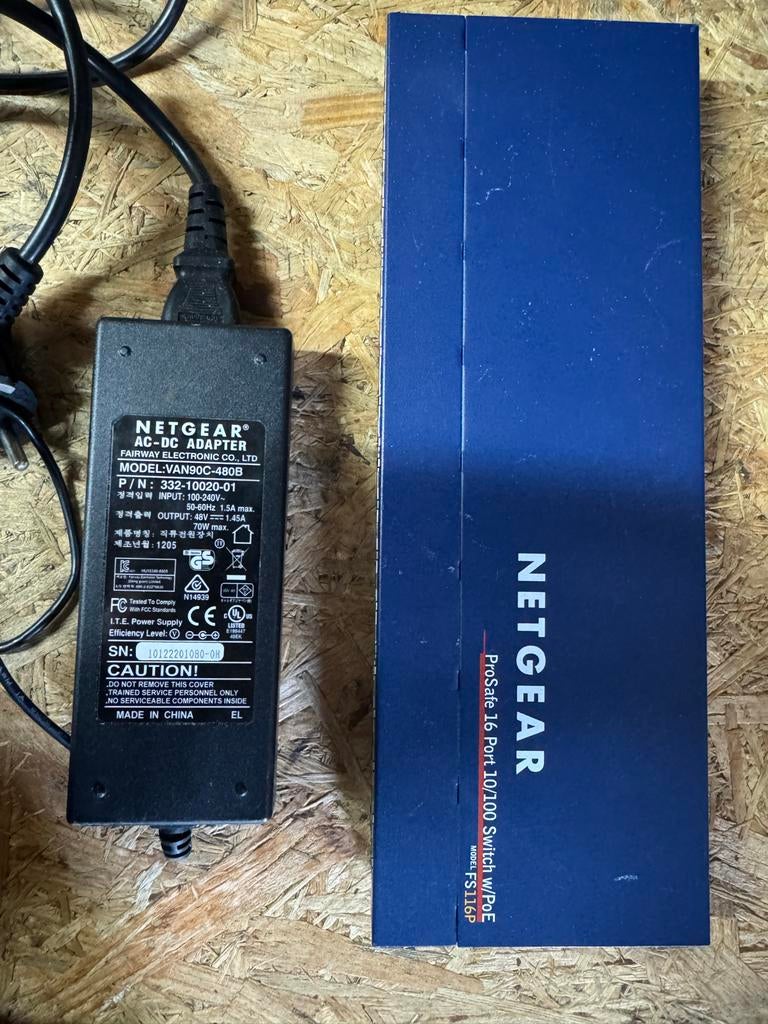 Netgear ProSafe 16 poorts 10/100 PoE switch FS116P, Computers en Software, Netwerk switches, Ophalen of Verzenden, Gebruikt