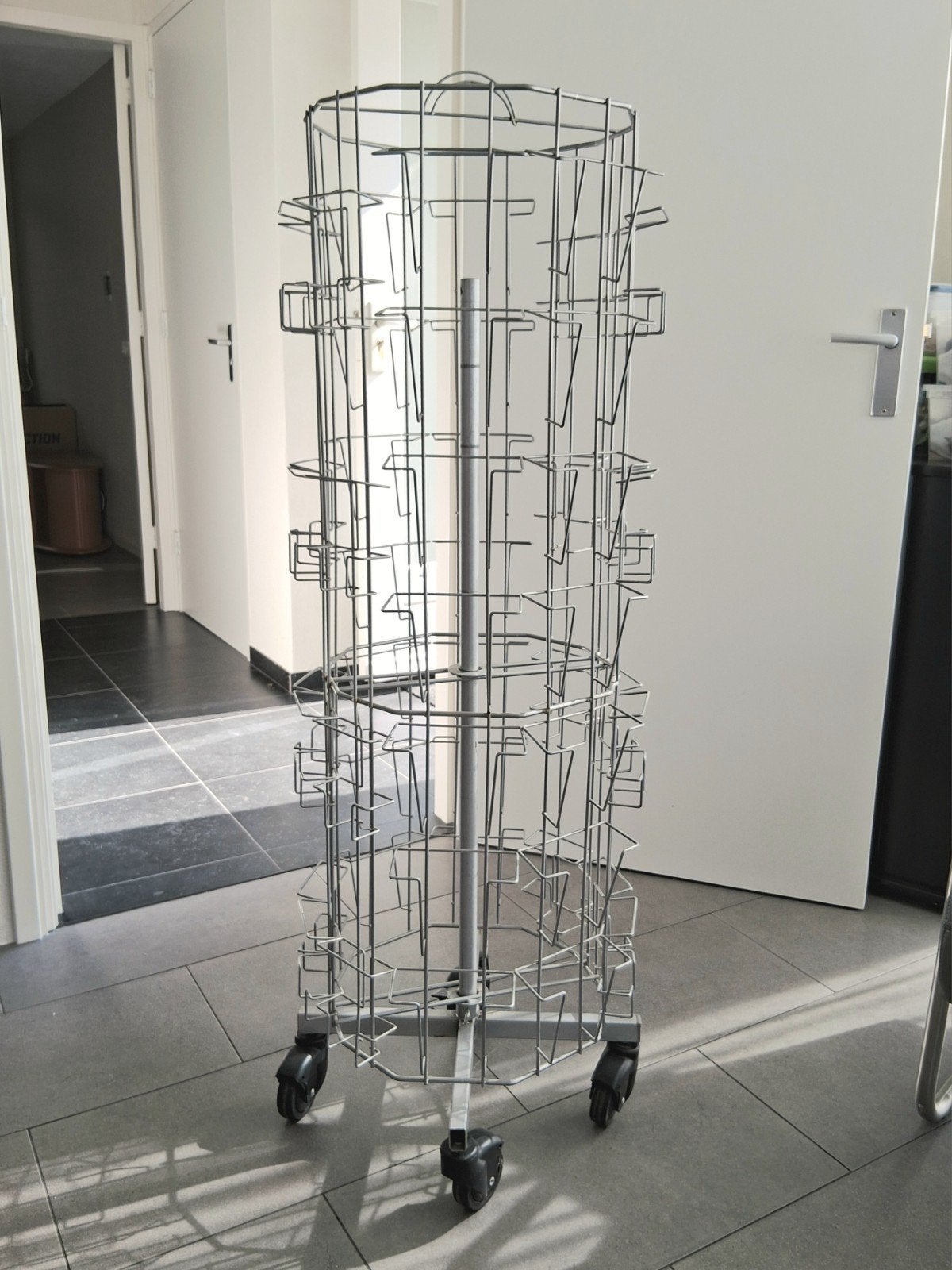Draaiend kaartenrek op wielen, Ophalen