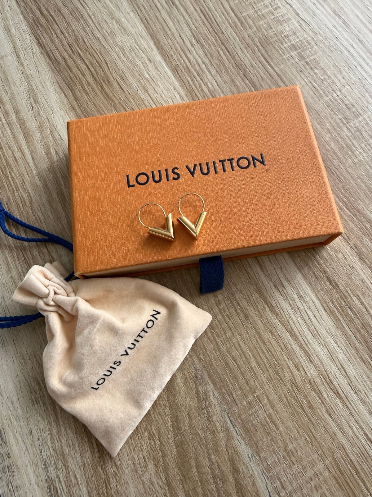 Louis Vuitton V Oorbellen Goudkleurig, Overige materialen, Hangers, Ophalen of Verzenden, Zo goed als nieuw