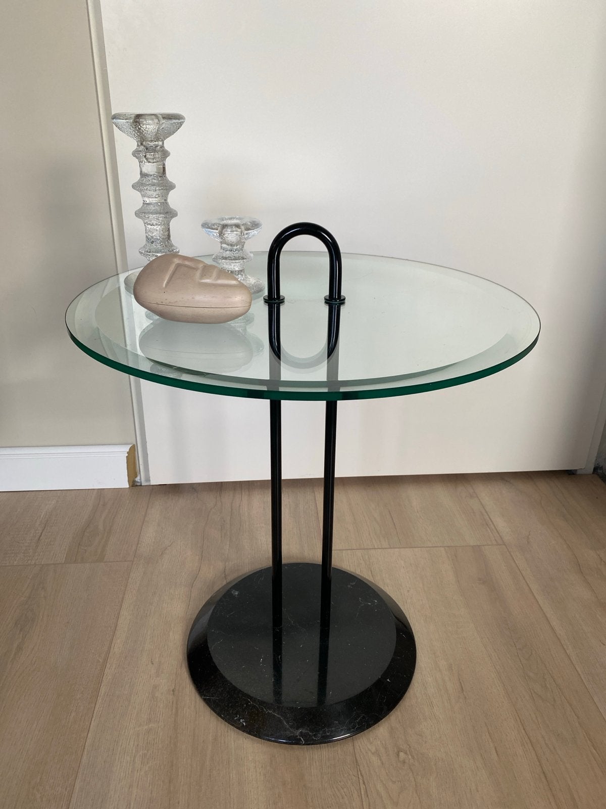 Glazen bijzettafel met marmeren voet - Vico Magistretti stij, Ophalen