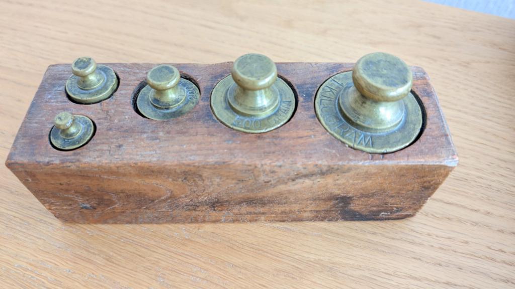 Antieke koperen gewichten set in houten blok, Antiek en Kunst, Ophalen of Verzenden
