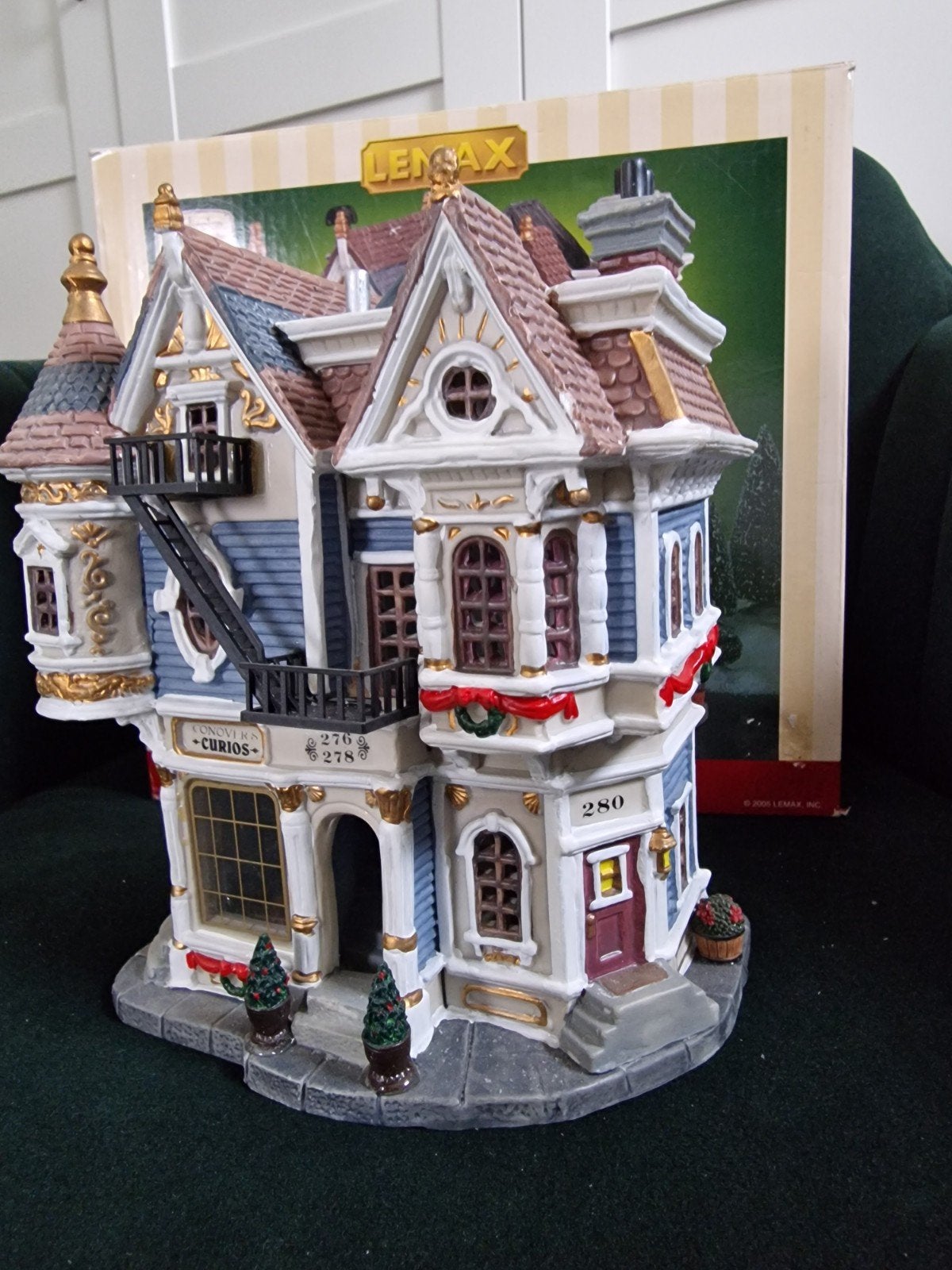 Lemax Caddington Village 'Conover's Curios' Kersthuisje, Diversen, Ophalen of Verzenden, Zo goed als nieuw