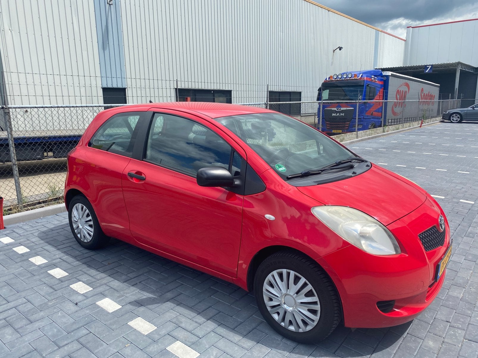 Toyota Yaris 1.0 12V Vvt-i 3DR Terra 2007 Rood, Auto's, Toyota, Voorwielaandrijving, 527 kg, 40 €/maand, 750 kg