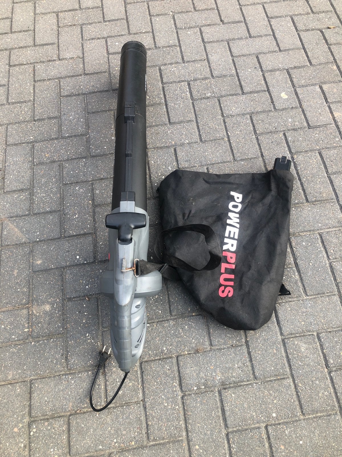 Bladblazer en bladzuiger., Ophalen, Gebruikt, Handgedragen, Met opvangzak