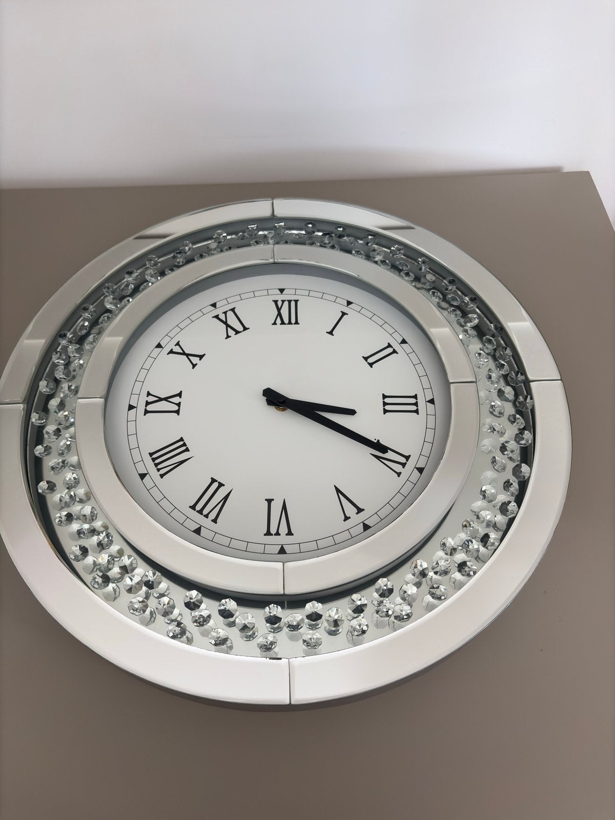 Moderne Wandklok met Spiegel en Kristallen, Ophalen of Verzenden, Zo goed als nieuw, Analoog, Wandklok