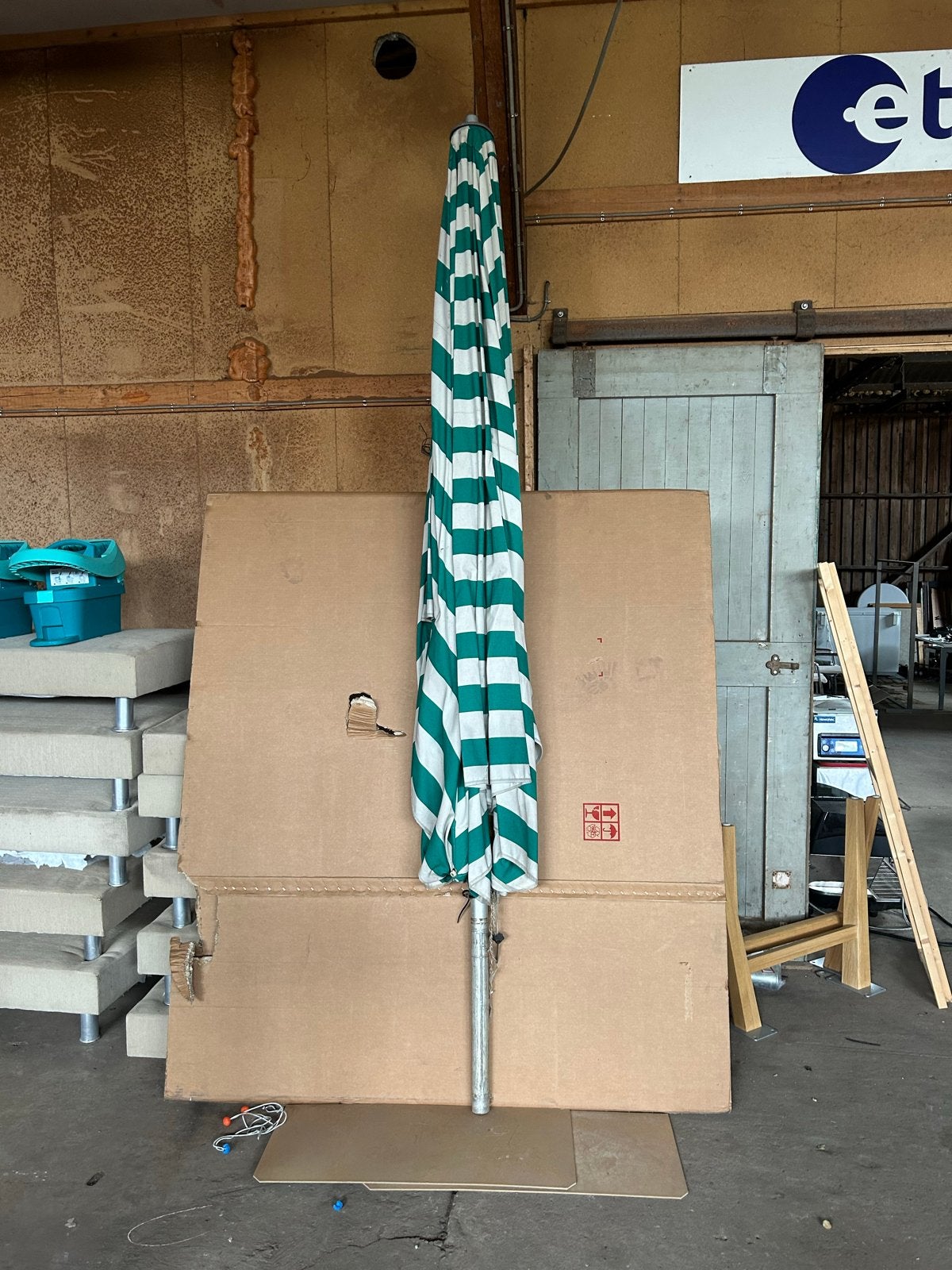 Gebruikte stokparasol groen/wit gestreept met beschadiging, Tuin en Terras, Parasols, Ophalen, Gebruikt, 2 tot 3 meter, Stokparasol