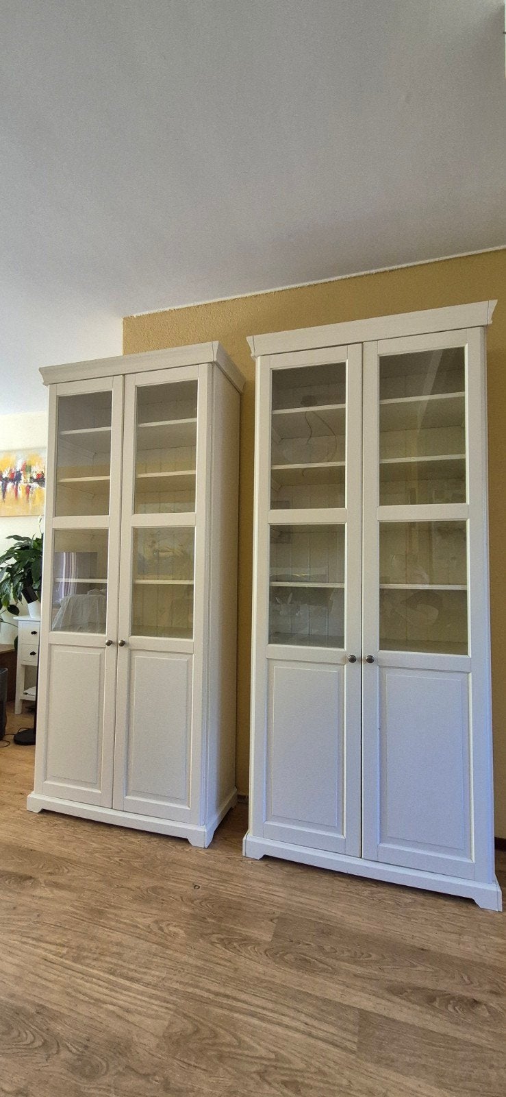 2x mooie moderne witte vitrinekast met deuren, Huis en Inrichting, Kasten | Vitrinekasten, Ophalen, Zo goed als nieuw, 25 tot 50 cm