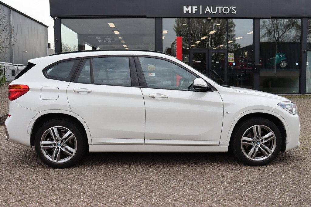 BMW X1 SDrive20i High Executive M Sport 192PK|Led|PDC|Navi|C, Auto's, BMW, 1998 cc, Euro 6, Alcantara, Wit