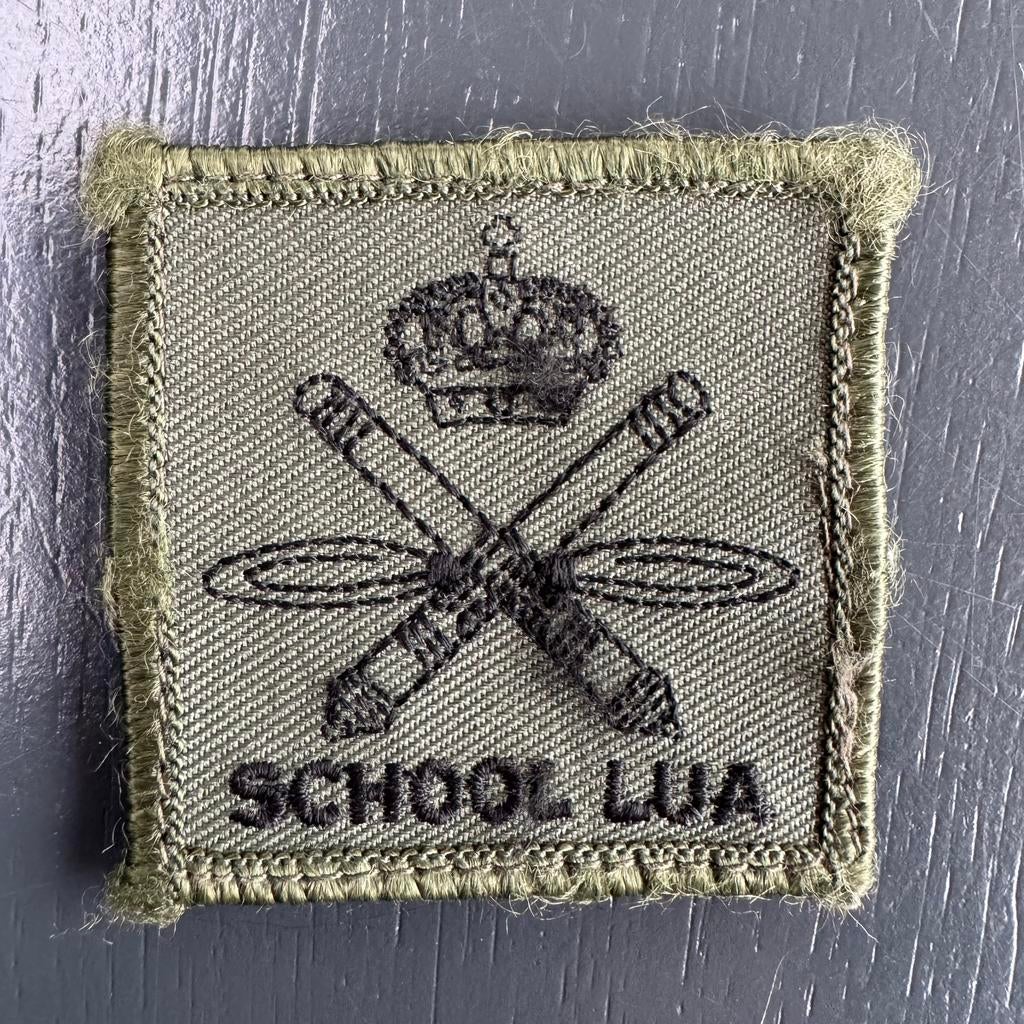 KL borstembleem School LUA, Verzamelen, Ophalen of Verzenden, Landmacht, Nederland, Embleem of Badge