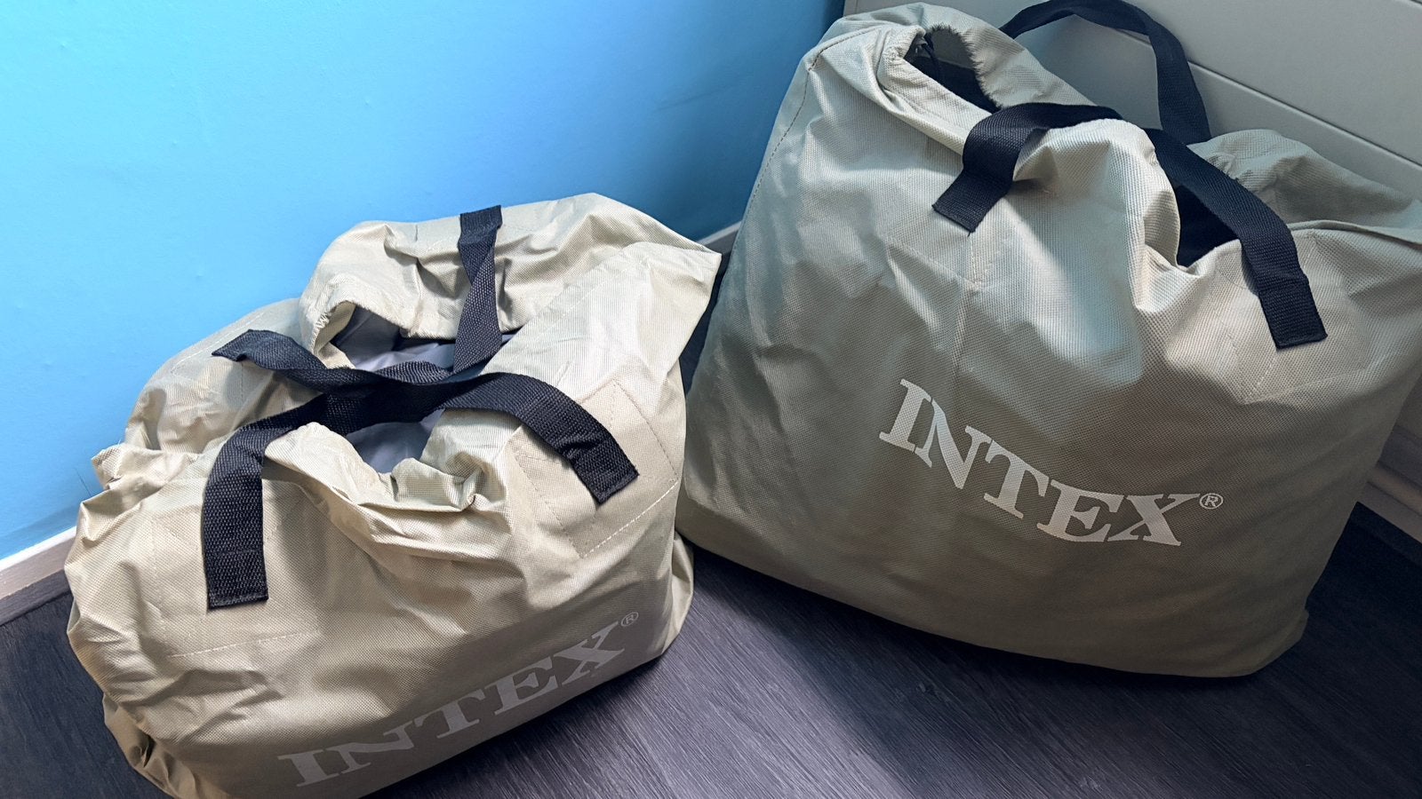 2x Intex 2-persoons luchtbed – 1 met elektrische pomp, Ophalen, Zo goed als nieuw