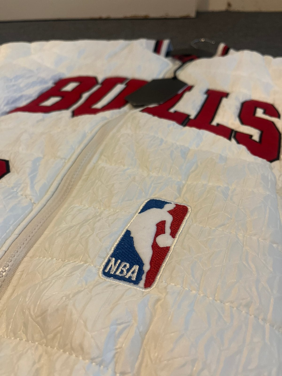 Nieuw Chicago Bulls Bomberjack - Heren Medium, Ophalen of Verzenden, Nieuw, Maat 48/50 (M), Wit