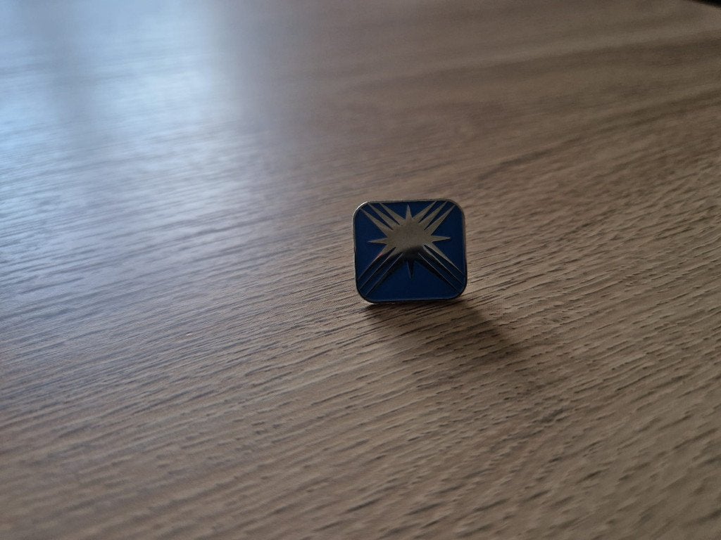 Pin blauw met zilver, Verzamelen, Ophalen of Verzenden, Nieuw, Speldje of Pin